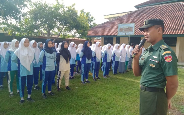 Babinsa Cawas Latih PBB Serta Wasbang di SMK Muhammadiyah Cawas  