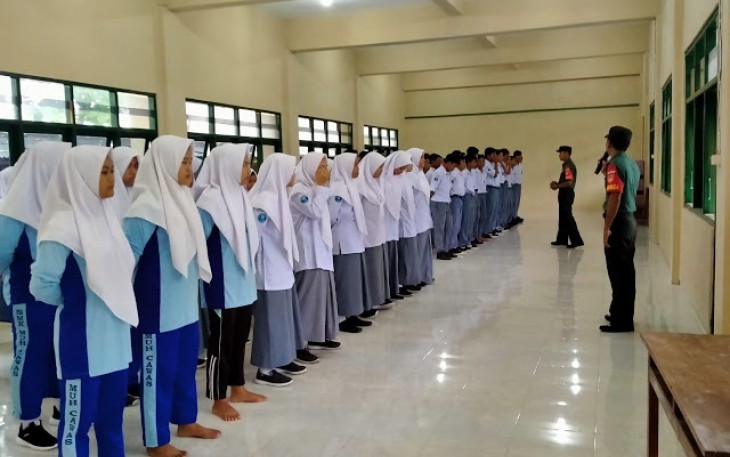Babinsa Cawas Berikan Wasbang dan Latih Kedisiplinan Melalui PBB Tingkat SMK