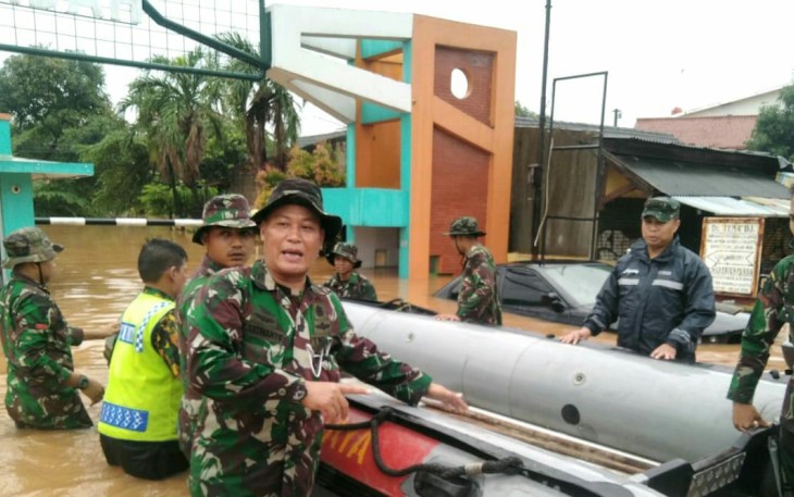 Dandim 0507/Bekasi Dayung Perahu LCR Cek Lokasi Banjir Perum Bumi Nasio Indah