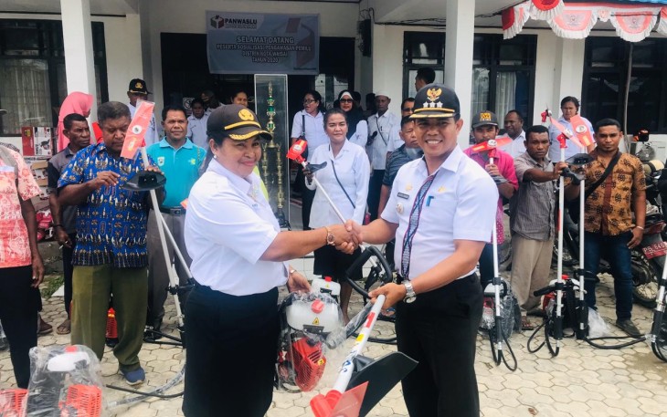 Kepala Distrik Kota Waisai Serahkan Mesin Babat Kepada RT/RW Se-Distrik Kota Waisai