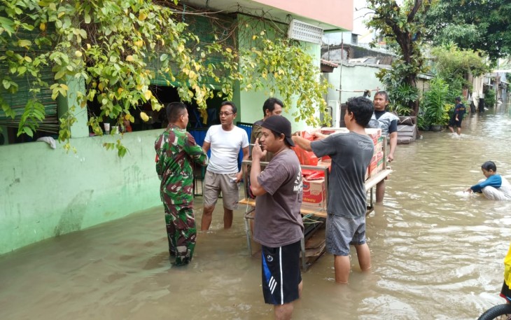 Babinsa Kayu Ringin Jaya Bantu Salurkan Bantuan Sembako Untuk Korban Banjir