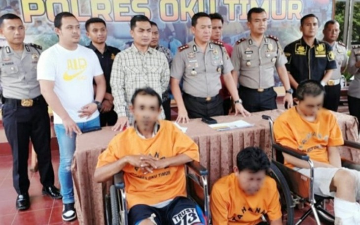 Konferensi pers menghadirkan oknum Kades (tengah) yang menjadi dalang perampokan Selasa (18/2/2020)