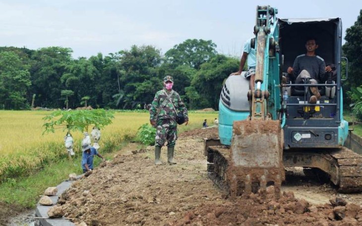Satu Unit Excavator Kodim Pekalongan Diterjunkan ke Lokasi TMMD Reguler