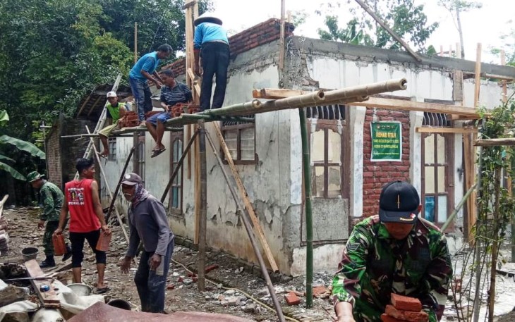 Kerja Keras TNI dan Warga Demi Sempurnanya Rumah Suwarni