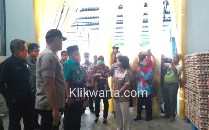 Plt Walikota Blitar Santoso (pakai songkok) saat meninjau ketersediaan Telur