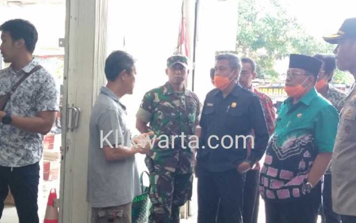 Wakil Ketua DPRD Kota Blitar Agus Zunaidi (baju warna hitam) saat sidak stok kebutuhan pokok di sejumlah grosir