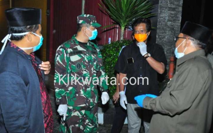 Dandim 0808/Blitar (tiga dari kanan) didampingi jajaran Forpimda Blitar di sela-sela tinjauannya