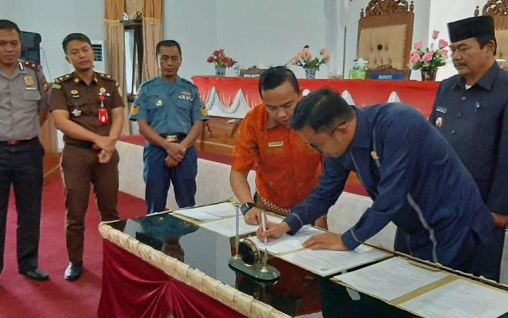 Ketua DPRD Kabupaten Seluma Nofi Eriyan Andesca Teken Kesepakatan Bersama Tentang Program Pembentukan Peraturan Daerah Tahun 2020