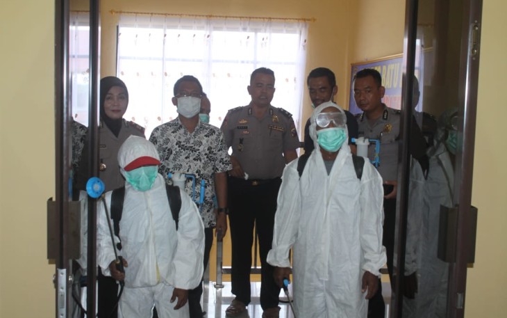 Polres dan Dinkes Batu Bara Semprotkan Disinfektan