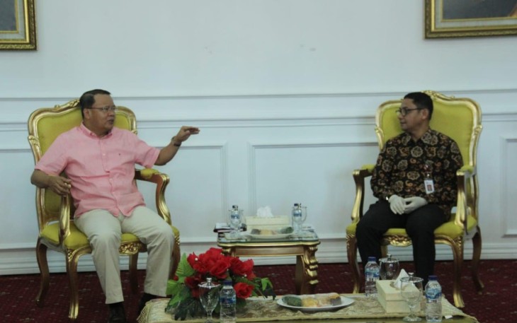 ubernur Bengkulu Rohidin Mersyah bersama Kepala Otoritas Jasa Keuangan (OJK) Perwakilan Provinsi Bengkulu Yusri saat melakukan pertemuan terbatas