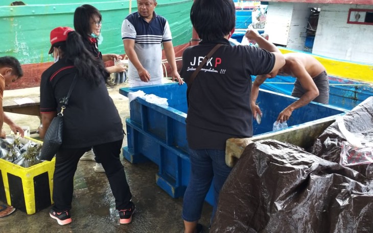 JPKP DPD Bitung Bagikan Ikan ke Masyarakat Kurang Mampu