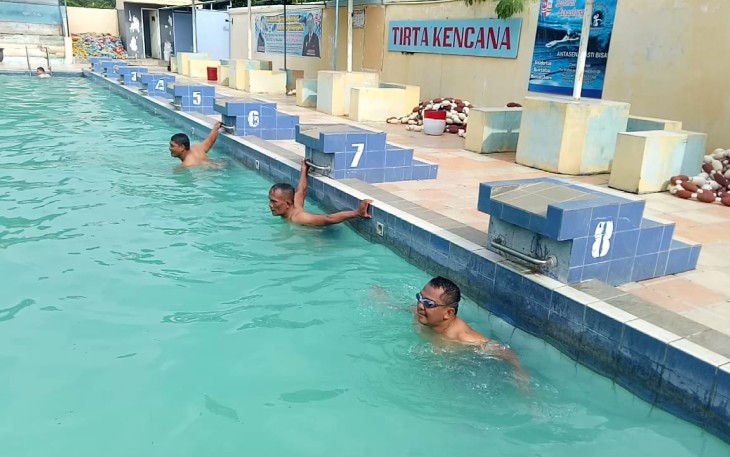Anggota Kodim Brebes Latihan Renang