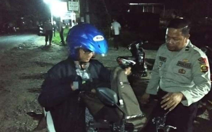 Petugas saat razia kendaraan