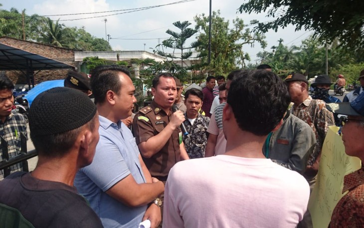 Kasat Intelkam Kejaksaan Negeri Batu Bara Jefri Simamora SH menyambut baik para Pengunjuk rasa.