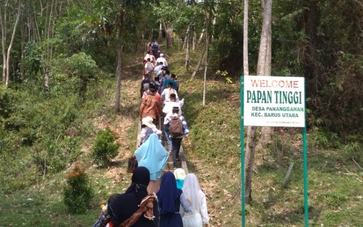 Santri Ponpes Aceh Singkil Kunjungi Makam Papan Tinggi Barus