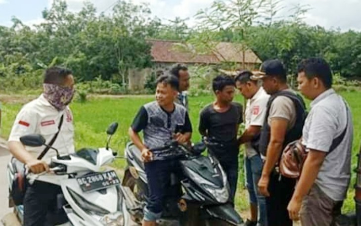 Penangkapan terhadap tersangka di Jalan Lintas Timur Desa Muara Burnai Dua