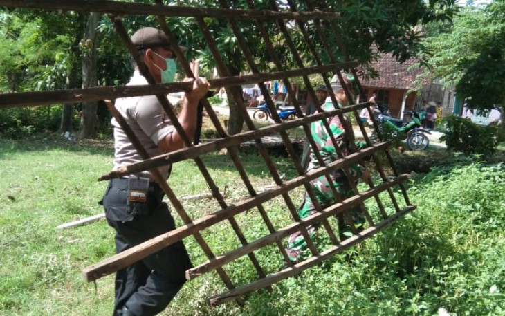Rumah Sukilah dibongkar warga bersama dinas terkait