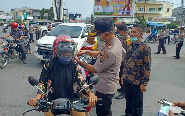 Kapolres Labuhanbatu Bagikan Masker Gratis ke Pengendara