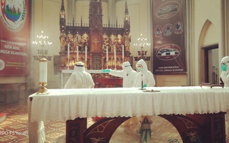 Sterilisasi dengan Disinfektan di Katedral