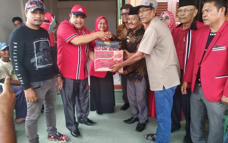 Partai Aceh memberikan bantuan kepada korban kebakaran di Posko Kebakaran Desa Ujung Kabupaten Aceh Singkil.