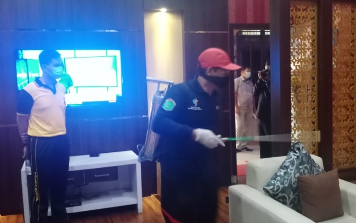 Polres dan Dinkes Labuhanbatu Semprotkan Disinfektan Cegah Penyebaran Covid-19