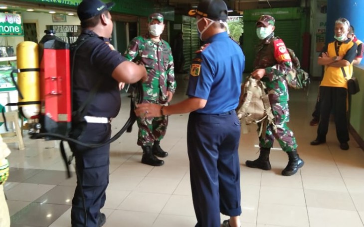 Danramil 05/Kramatjati Pimpin Kegiatan Penyemprotan Disinfectan di Pasar Induk Kramat Jati