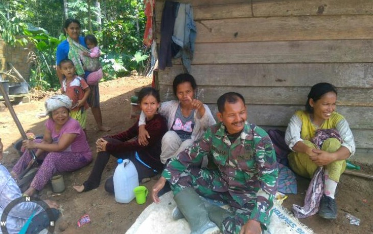 Serma Sahat Sitinjak Ajak Ibu-Ibu Berdoa Kegiatan TMMD Sukses