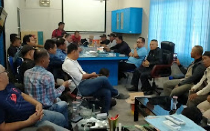 Kadis Kominfo Kabupaten Asahan H. Rahmat Hidayat saat gelar konferensi pers
