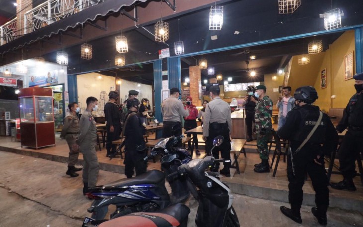 Satgas Operasi Aman nusa II Seligi 2020 saat mendatangi salah satu Cafe di Batuaji, Kota Batam, Kepri