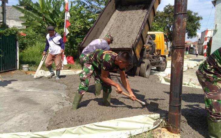 Satgas TMMD 107 Kodim 0508/Depok Lanjutkan Pengecoran Jalan Haji Amin