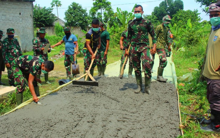 Warga Bantu Satgas TMMD 107 Kodim 0508/Depok Bantu Pengecoran Jalan Haji Amin