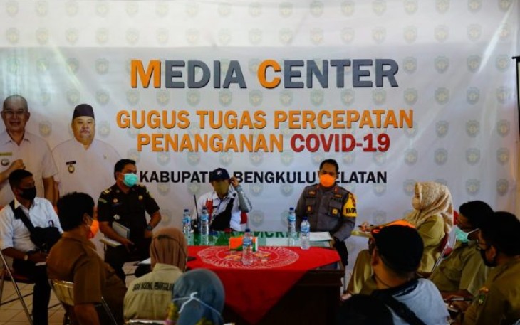 Bupati Bengkulu Selatan Gusnan Mulyadi Sedang Berada di Media Center Penanganan Covid-19 