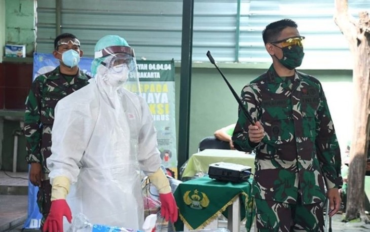 Jajaran Korem 074/Warastratama mengadakan pelatihan teknis pemakaian APD kepada anggotanya.