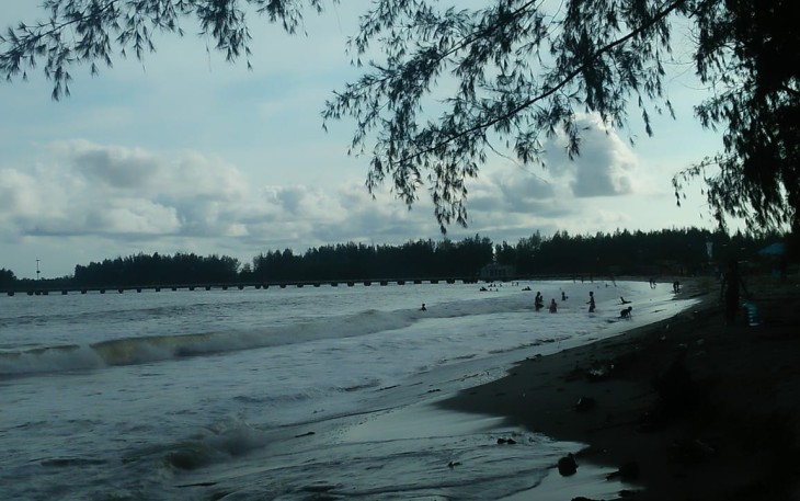 Kondisi pantai Pulo Sarok Singkil sepi pengunjung.