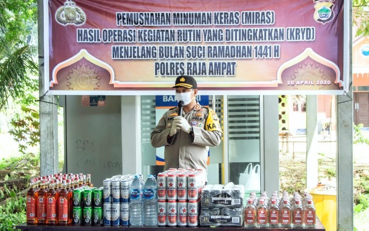 Polres Raja Ampat Musnahkan Miras dan Barang Kadaluwarsa