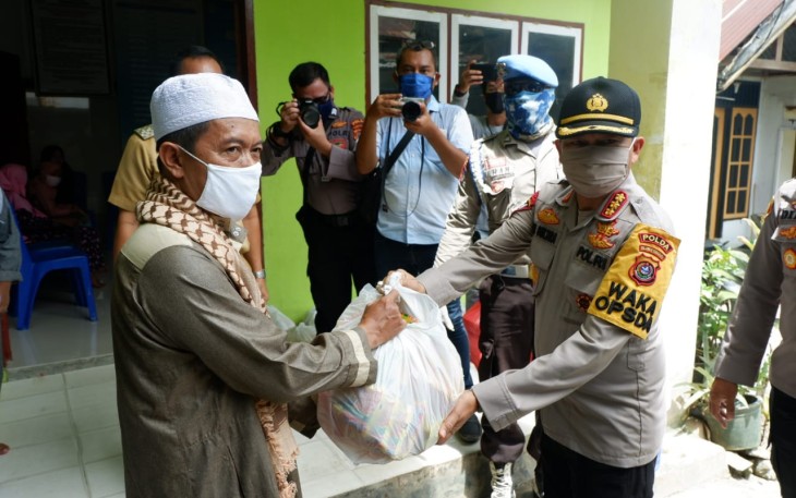 Polda Sultra Bagikan 1000 Paket Sembako dan Masker