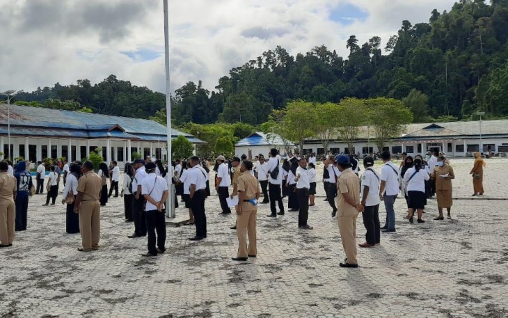 ASN dan Honorer di Lingkup Pemda Raja Ampat Lakukan Pemeriksaan Suhu Sekaligus Cek Kehadiran.