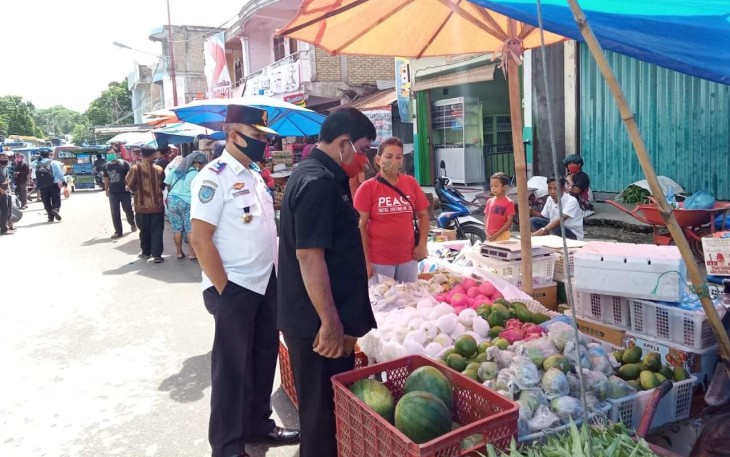 Wabup Samosir Ir. Juang Sinaga (Pakaian Hitam) memonitoring ketersediaan bahan pangan di Onan Nainggolan