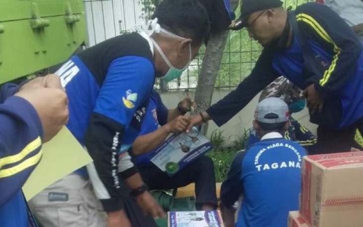 Personel Taruna Siaga Bencana Kota Bengkulu Berikan Sembako Bagi Warga Terdampak Covid-19 