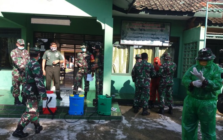 Kasdim pimpin langsung penyemprotan dan penyerahan masker
