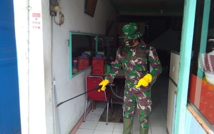 Satgas TMMD ke 107 Semprot Disinfektan