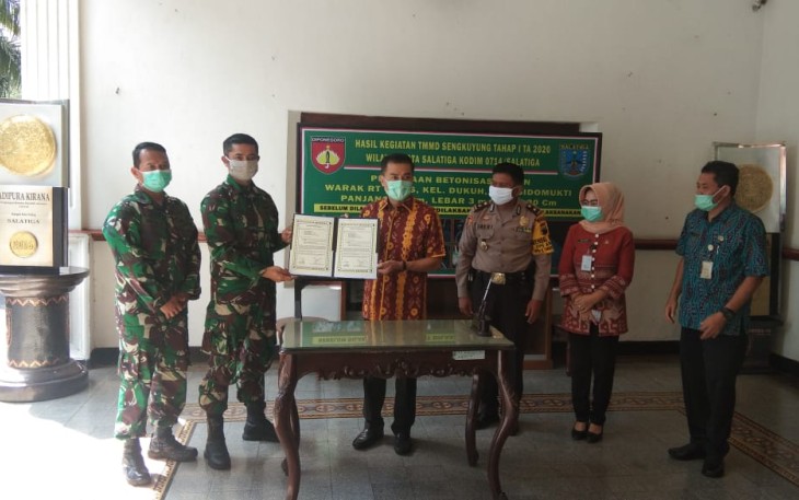 Penyerahan secara simbolis hasil TMMD
