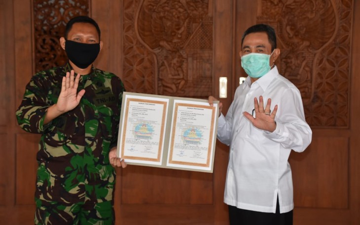 Penandatanganan naskah serah terima hasil TMMD 