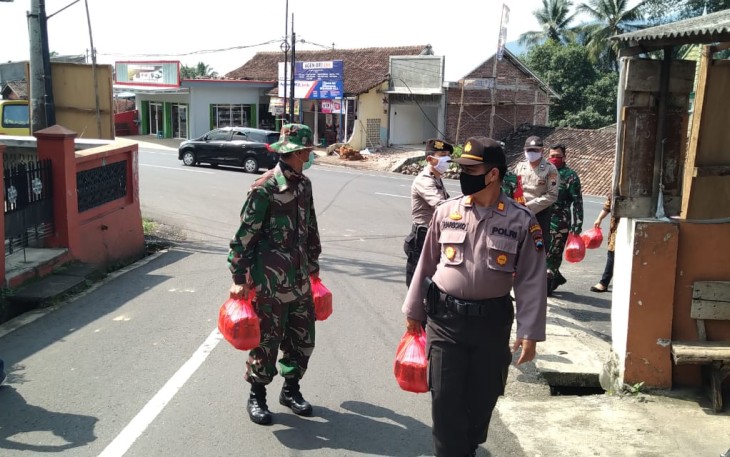 Koramil dan Polsek Jambu bantu warga sekitar dengan sembako