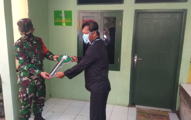 Alamsyah Terima Kunci Rumah Baru Usai Direhab Satgas TMMD ke 107