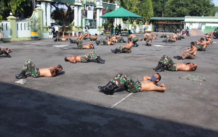 Anggota Kodim Pati melaksanakan senam dilanjut berjemur