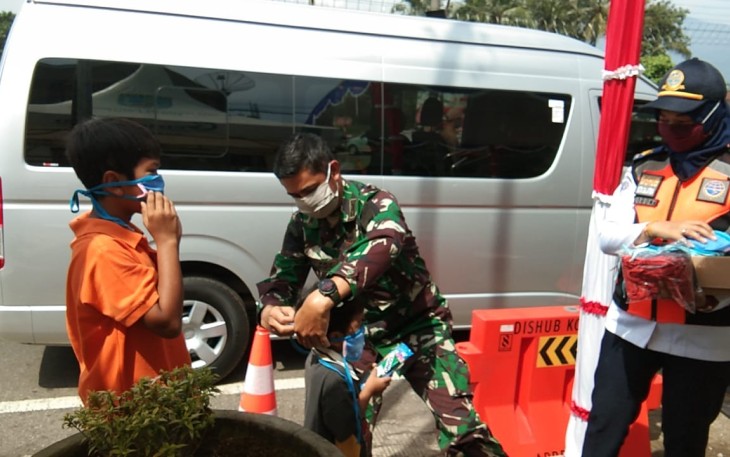 Pejalan kaki tak luput dari operasi pembagian masker