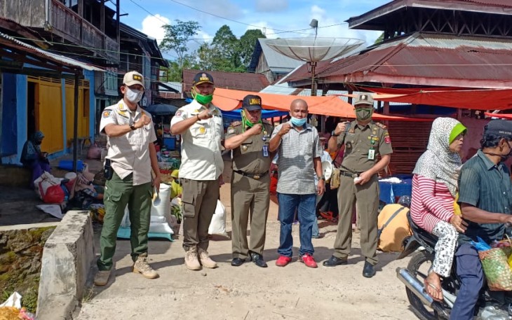 Pembagian Masker Pada Pedangan di Pasar Kota Besi 
