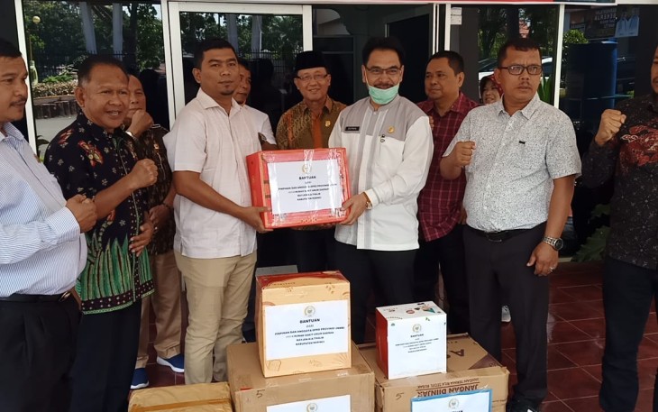 Para Dewan Provinsi Jambi Beri Bantuan ke Tenaga Medis Covid-19