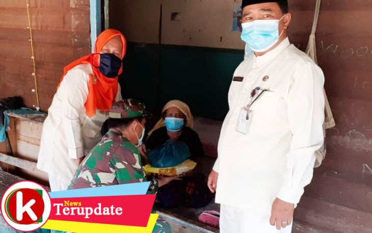 Babinsa Kelurahan Rempang Cate dan Camat Galang Berikan Sembako kepada Masyarakat Tanjung Kertang